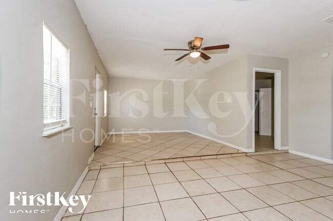 Building Photo - 438 SE Streamlet Ave