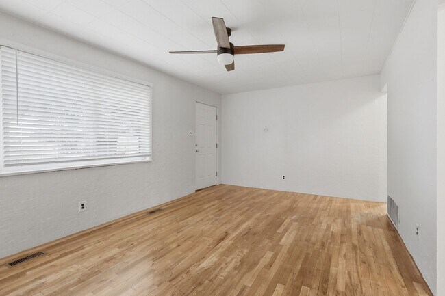Building Photo - 3 Bed 1 bath Home in Downtown Castle Rock!