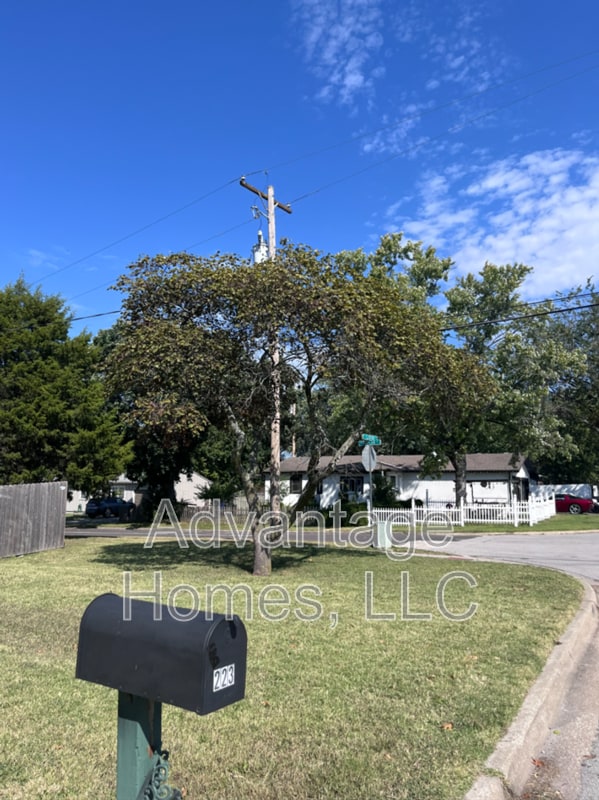 Building Photo - 223 N Clinton St