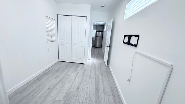 Foto del edificio - New ADU  gated & back yard