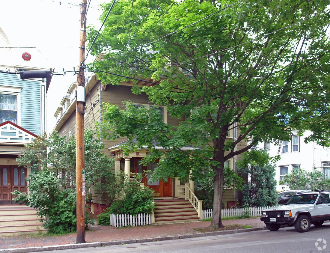 Building Photo - 27 Sherman St