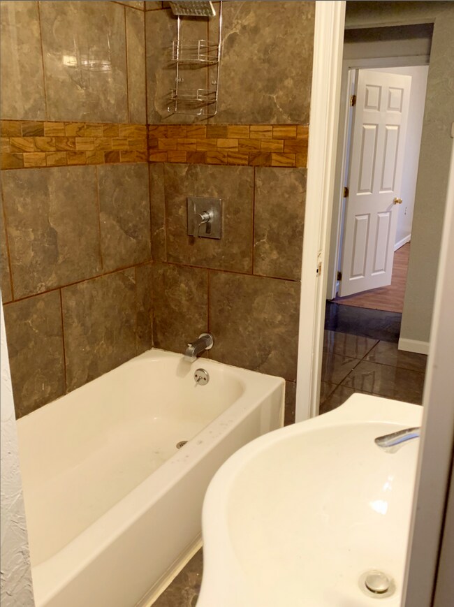 Building Photo - Huge 2 Bedroom in Mt Washington! Laundry - Central air - Available May 9th!