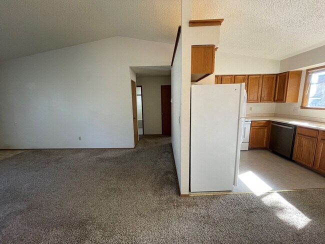 Building Photo - Now renting 2 bedroom Duplex