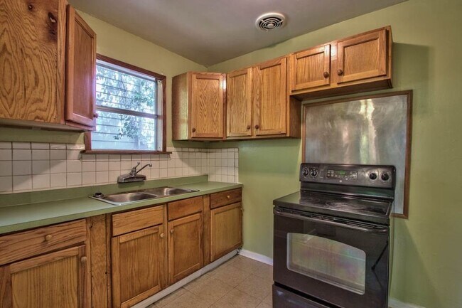 Building Photo - 408 E Magnolia Dr