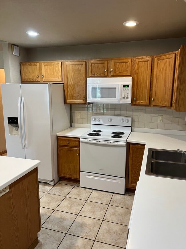 Kitchen - 220 Helen St