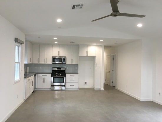 Large kitchen - 455 N Cypress St
