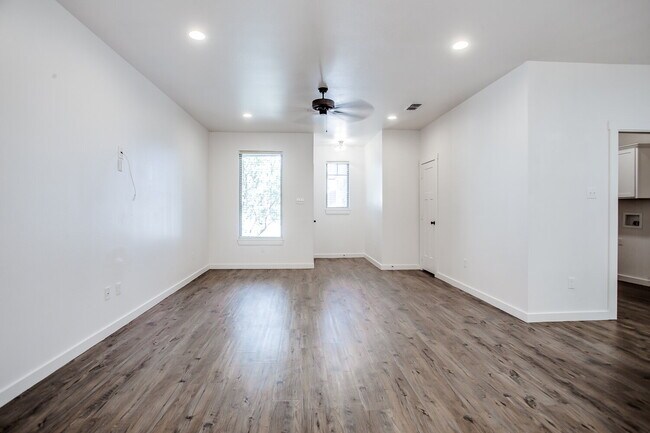 Building Photo - Perfect 2 Bedroom, 2 Bath!