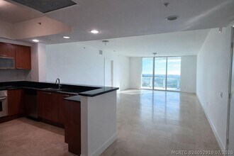 Building Photo - 14951 Royal Oaks Ln