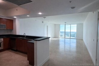 Building Photo - 14951 Royal Oaks Ln