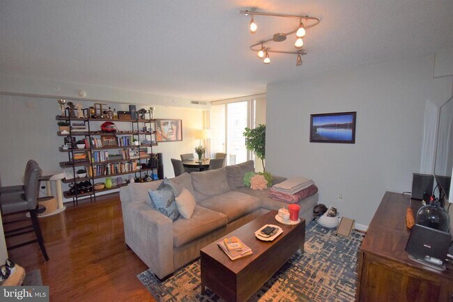 Foto del edificio - 880 N Pollard St