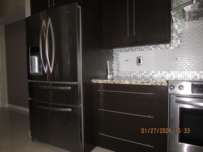 Building Photo - 350 Crestwood Cir