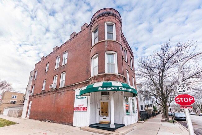 Building Photo - 3300 N Racine Ave