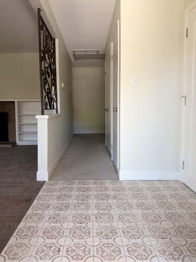 Foto del edificio - 1270-1272 Meredith Way