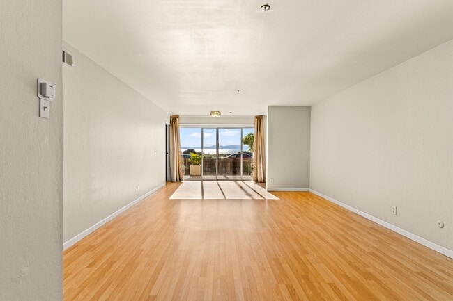 Foto del edificio - Utilities Paid! Modern 2 Bed Condo on the Water! Live by the Bay