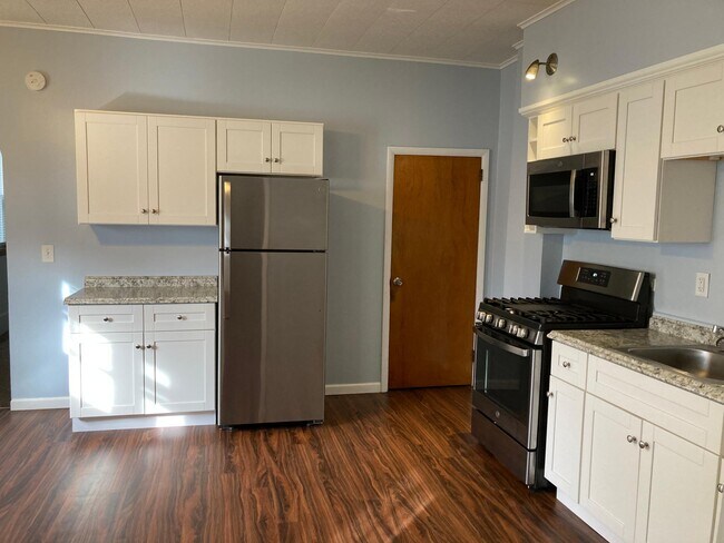 Building Photo - 23 Sobieski St