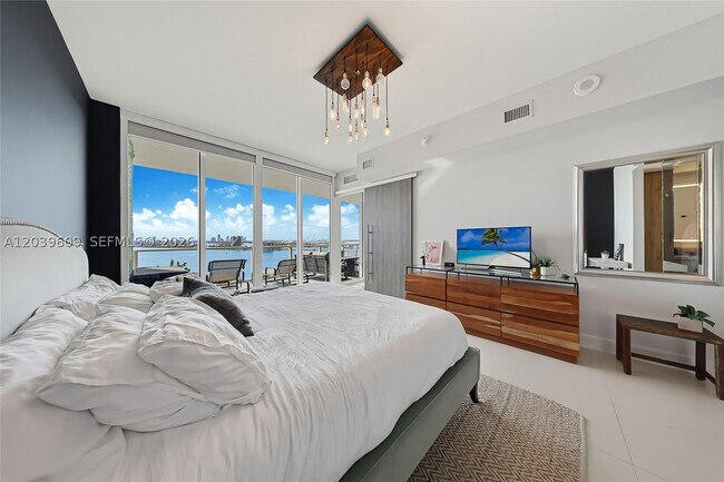 Building Photo - 2020 N Bayshore Dr
