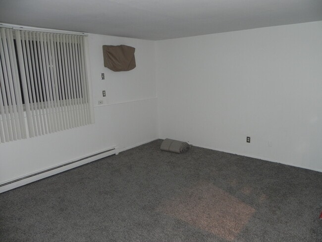 Building Photo - 125 Twin Oaks Dr