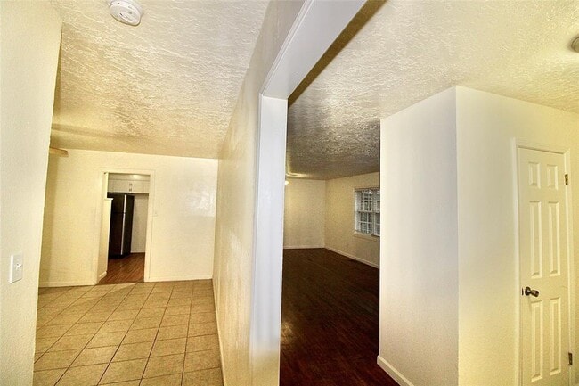 Building Photo - 2000 E Alameda St