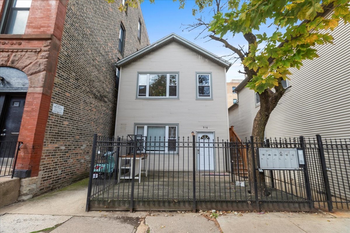 Primary Photo - 516 N May St