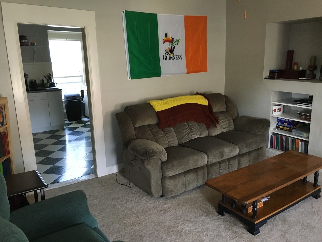 Living Room: 13.5' x 13' - 731 Summer St