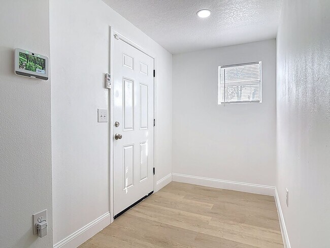 Foto del edificio - 2 bed/1.5 bath Single-Family Home on Large Lot in Sanford!