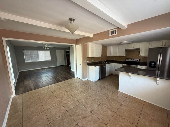 Foto del edificio - 211 Lakebend Cir