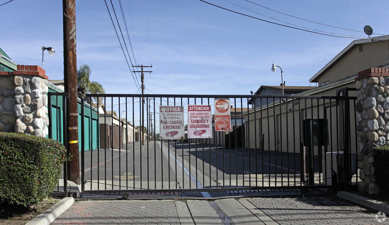 Foto del edificio - 4514-4524 Bandera St