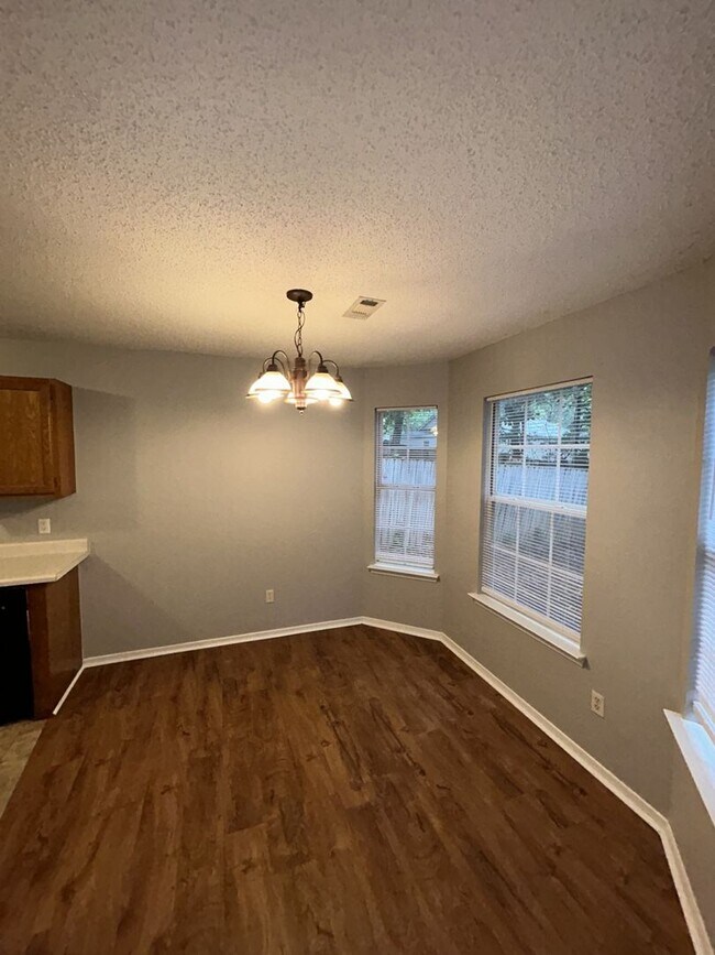 Building Photo - Charming 3-Bed, 2-Bath Home with Garage in...