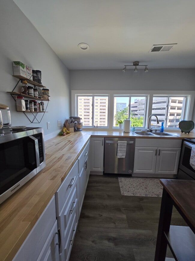 Spacious kitchen - 3351 Acklen Ave