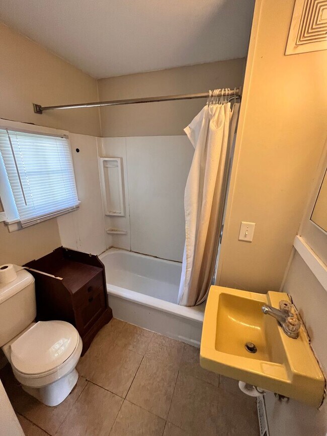 Foto del edificio - 3 Bedroom 2 Bath Located Near Campus