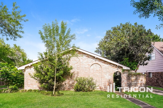 Building Photo - 3203 Mission Valley Dr