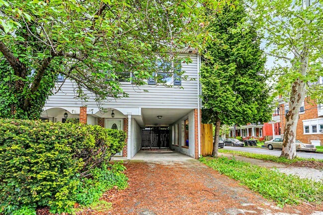 Foto del edificio - Two bedroom, one and a half bathroom end townhome in Harrisburg