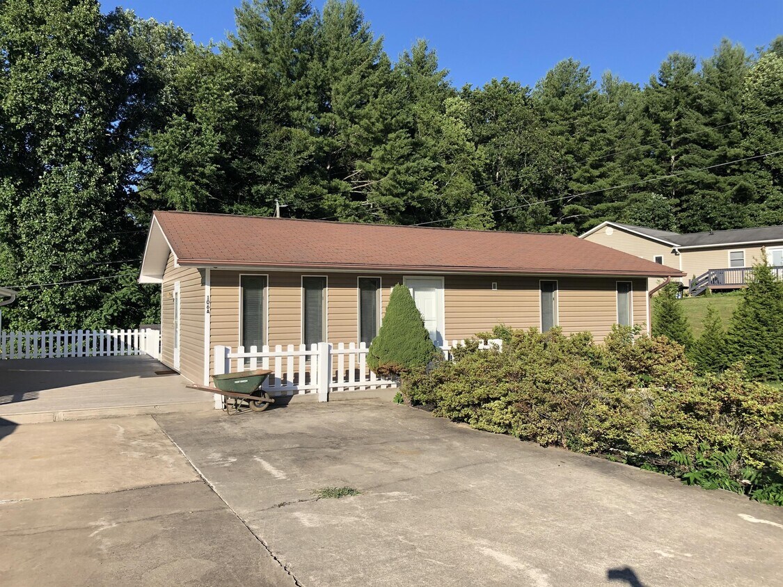 106 Caubleville Dr, Fletcher, NC 28732 House Rental in Fletcher, NC
