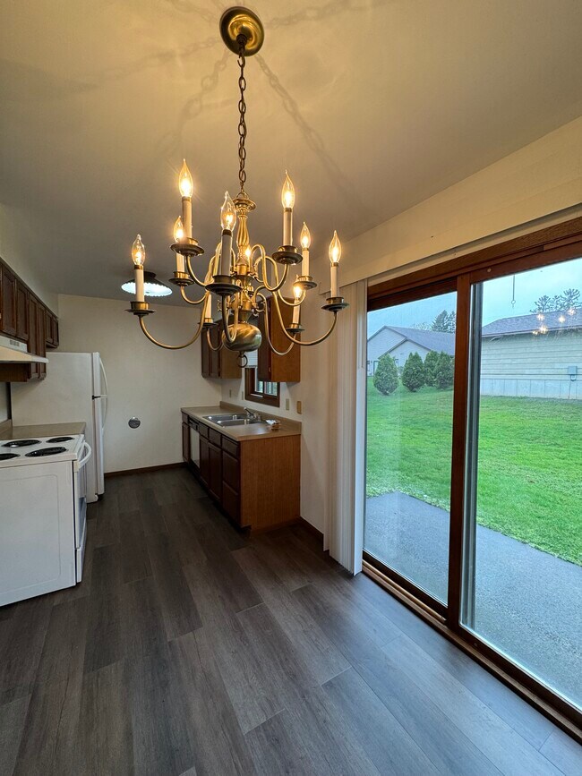 Cocina con suelo completamente nuevo. - 836 Macomber St