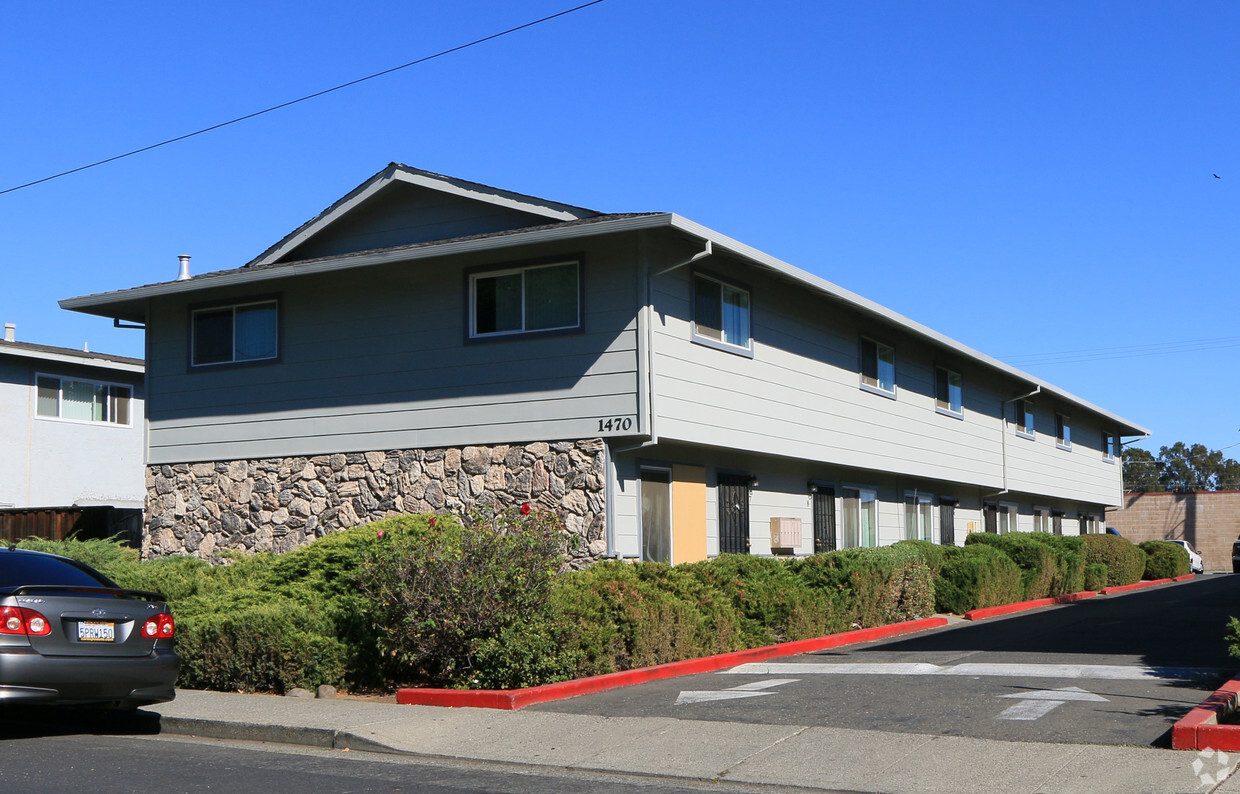 Building Photo - The Townhouse Apartments