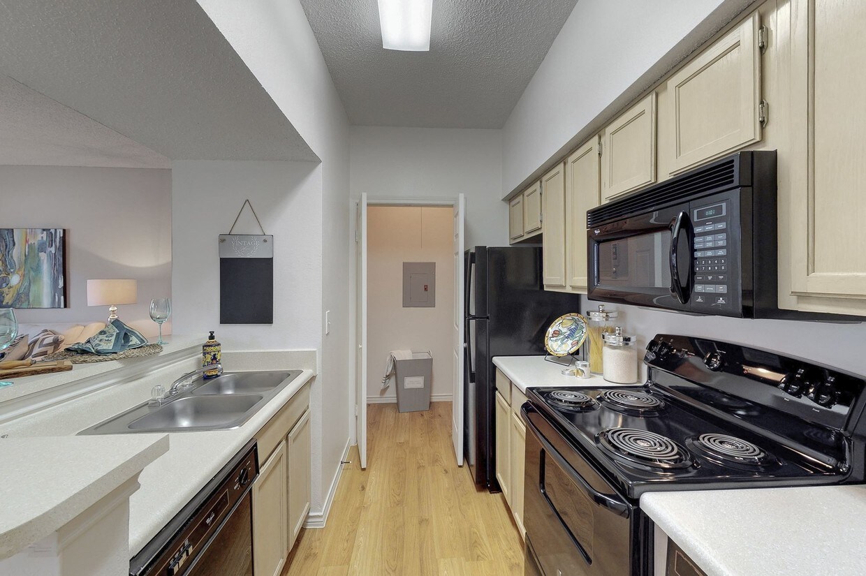 Oaks Hackberry Creek Apartments in Irving, TX