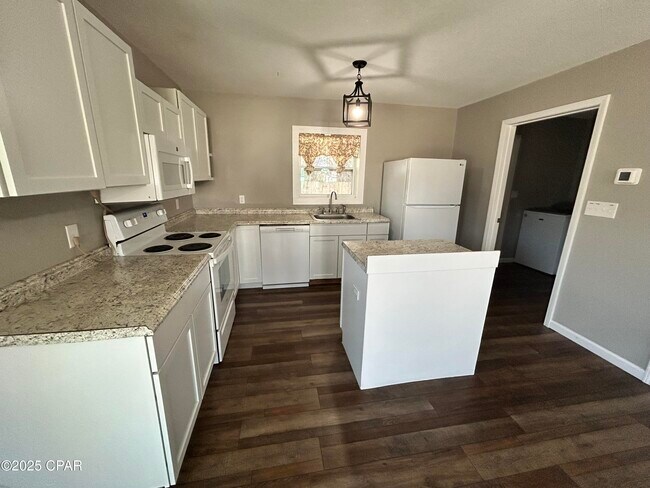 Foto del edificio - 6522 Olokee St