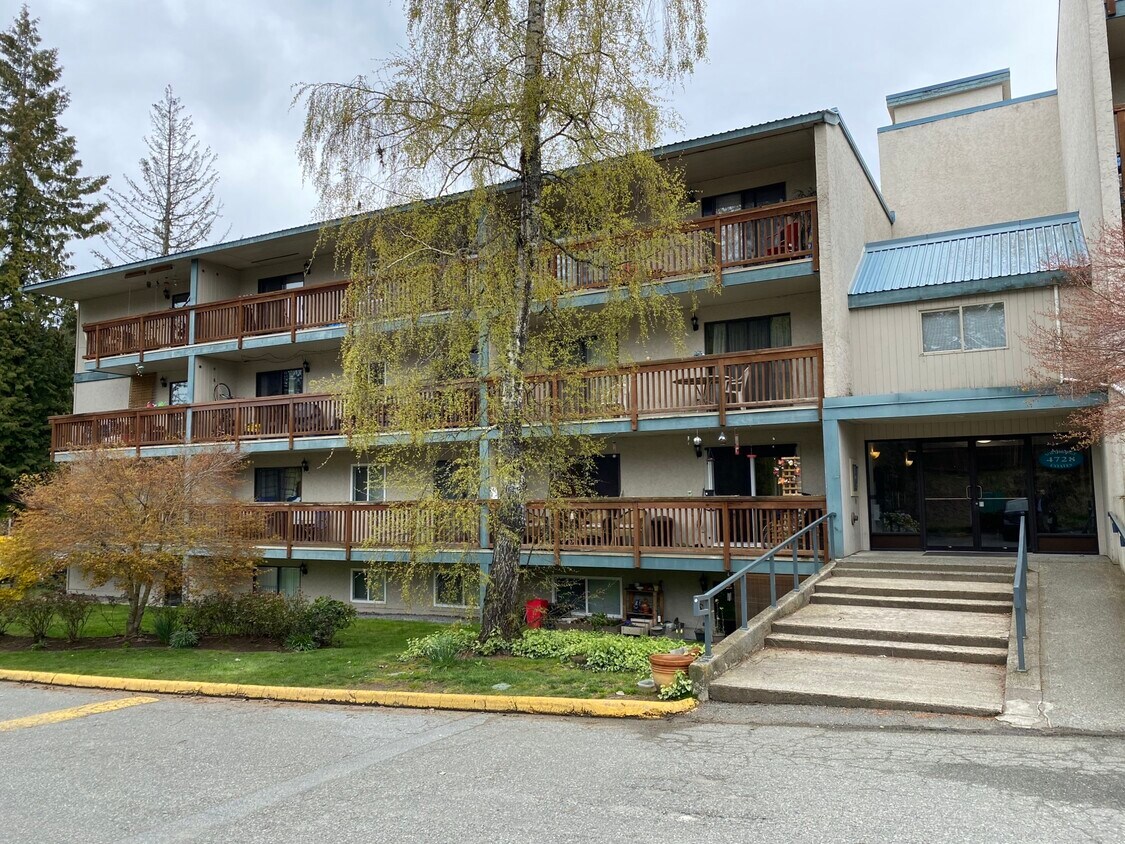 Photo principale - 4728-4728 Uplands Dr
