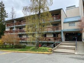 Building Photo - 4728-4728 Uplands Dr