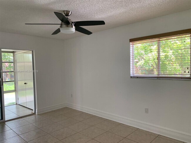 Foto del edificio - 4910 NW 102nd Ave