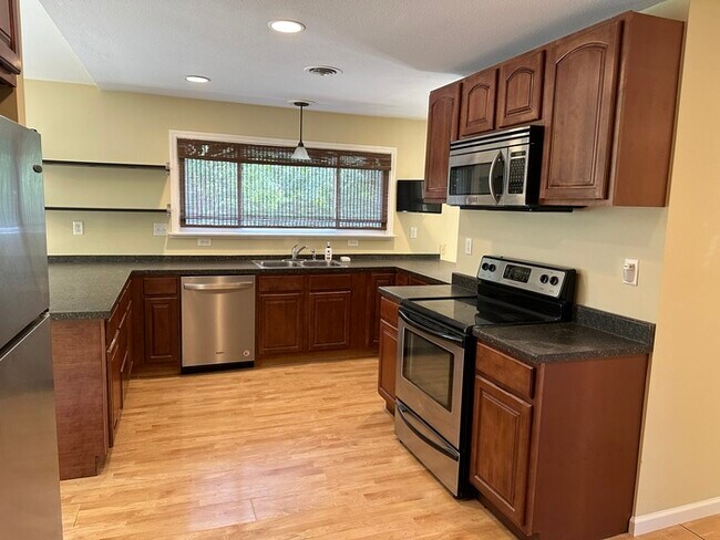 Building Photo - Three Bedroom House In Ballwin, Mo.