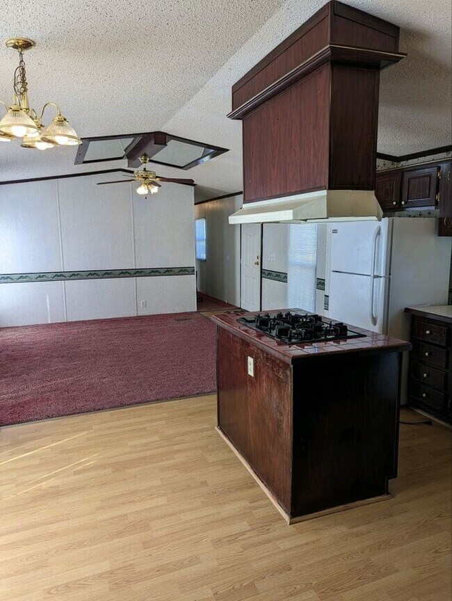Building Photo - 3/2 Manufactured Home Open Floor plan, lar...
