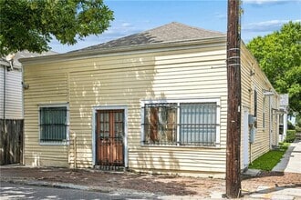 Building Photo - 1700 Short St