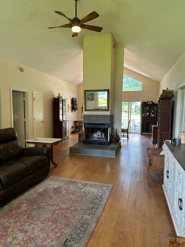 Foto del edificio - 2411 Peregrine Way