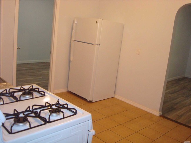 Building Photo - 914 Dumont Ave