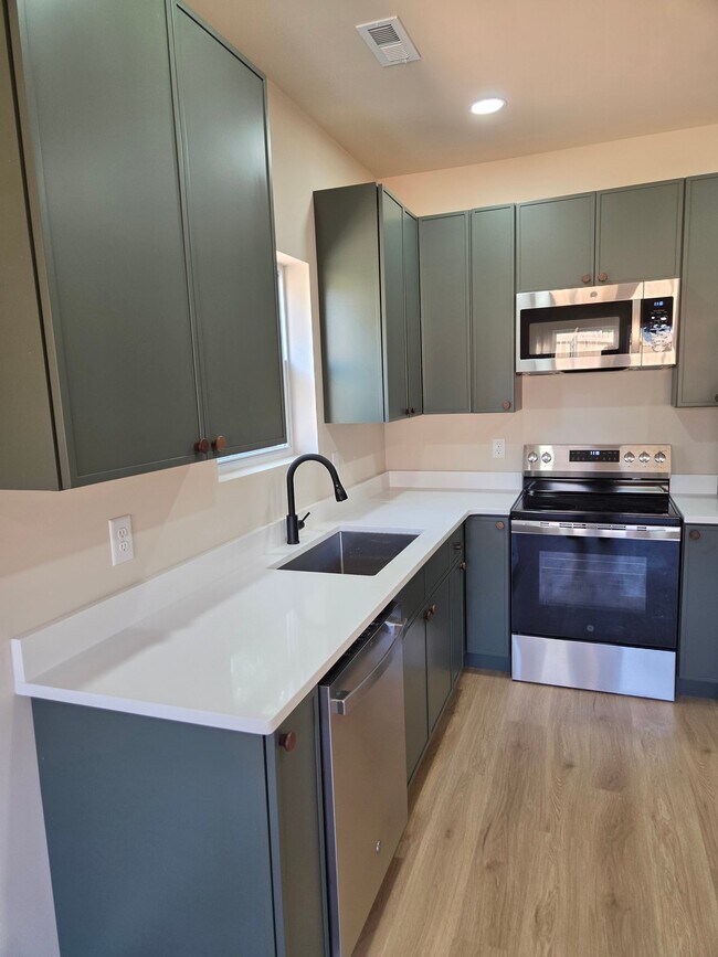 Foto del edificio - 5724 Wallwood Rd