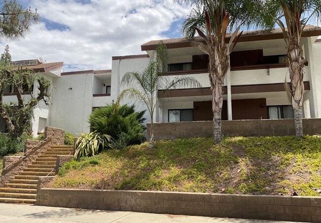 Building Photo - Spacious 1 Bedroom 1 Bathroom First Floor Corner Unit - Prime Canyon Crest Location!!