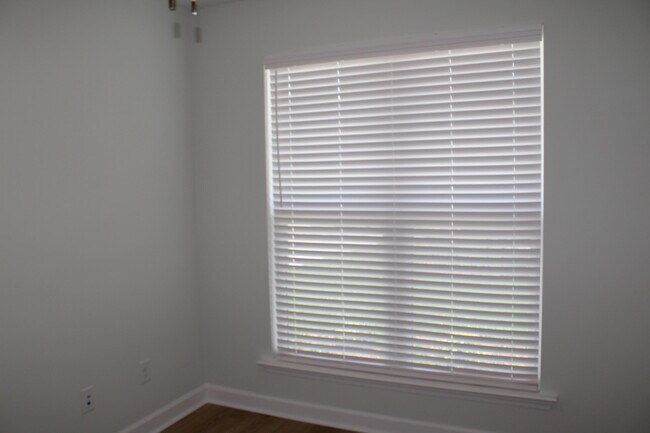 Foto del edificio - 921 Holbrook Dr