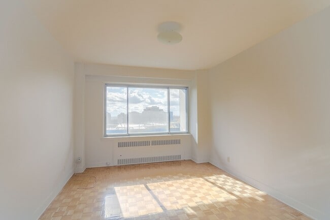 Building Photo - 3555 Chem. de la Côte-des-Neiges