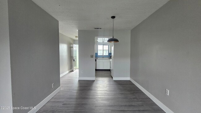 Building Photo - 1556 University Ln